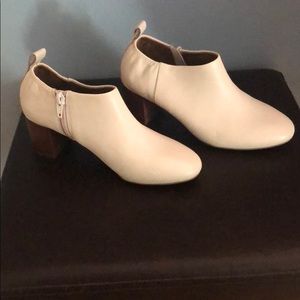 Aerosole Women’s creme leather ankle boot